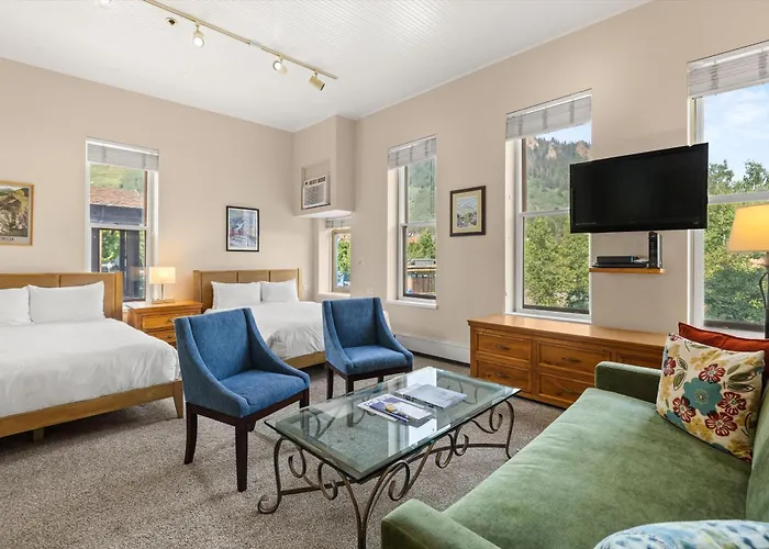 Independence Square 213, Spacious Hotel Room With 2 Queen Beds, Wet Bar, And Sitting Area